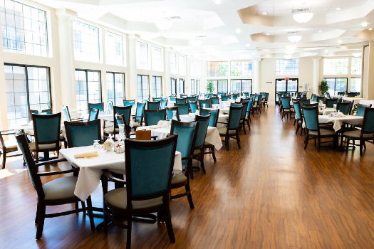 Photo of the main dining room at Fellowship Square Independent Living in Surprise