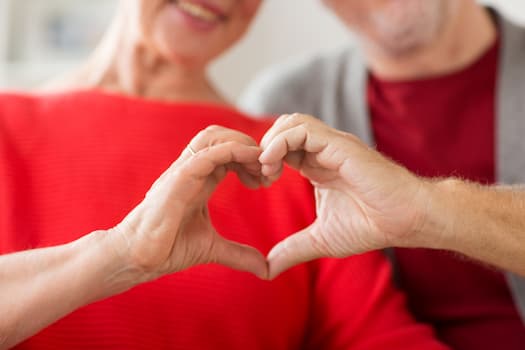 2 hands making a heart shape